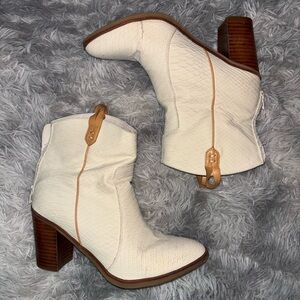 Women's White Textured Ankle Boots Size 8.5 MIA Short Ankle Cowgirl Cowboy Boots